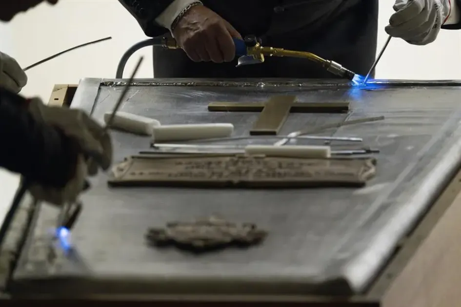 La tumba de Benedicto XVI ya puede ser visitada en la cripta vaticana