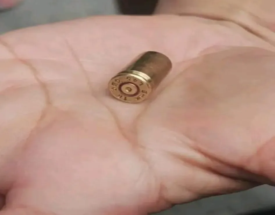 Los ciudadanos aseguran que estas vainillas corresponden a las balas que el uniformado disparó.