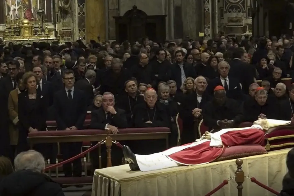 Captura de video del momento en el que la reina emérita de España, doña Sofía, y el ministro de la Presidencia, Félix Bolaños, visitaron hoy la capilla ardiente del papa emérito Benedicto XVI en el Vaticano, adonde acudieron para participar mañana, jueves, en su funeral.