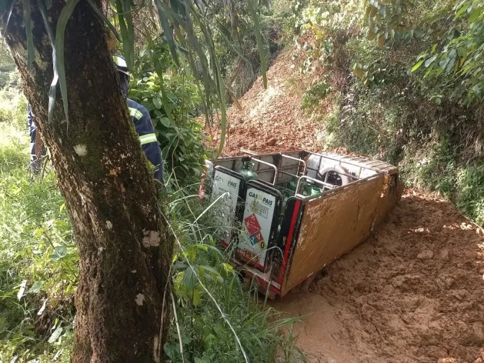 Carro de gas, atrapado por derrumbe en Salamina: los ocupantes resultaron ilesos