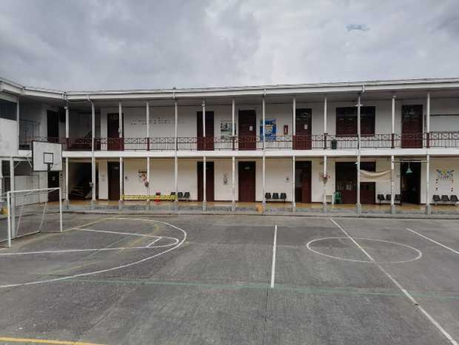 El colegio la Gran Colombia, de Manizales, espera autorización para abrir la jornada de la tarde y atender población extraedad. Lo haría en el primer piso, pues el segundo será intervenido con obras por la Alcaldía, ante una acción popular que falló a favor del requerimiento de un padre de familia.