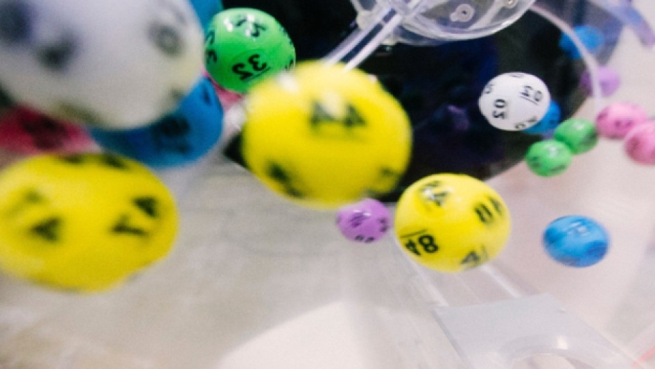 Bolas de lotería girando.