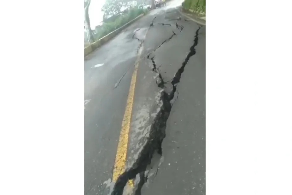 Reportan agrietamiento de la vía entre Marquetalia y Manzanares, en el sector Cajones