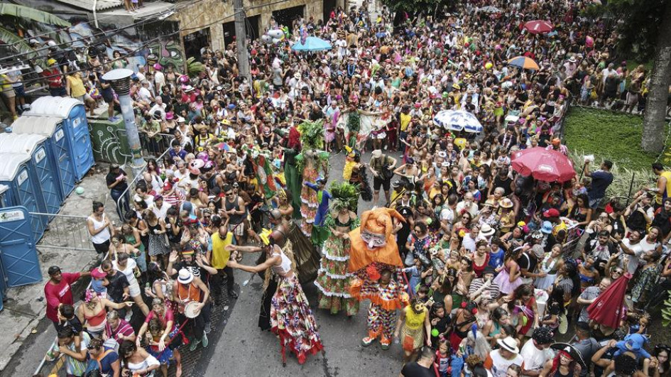 Vista área durante la comparsa callejera "Gigantes da Lira".