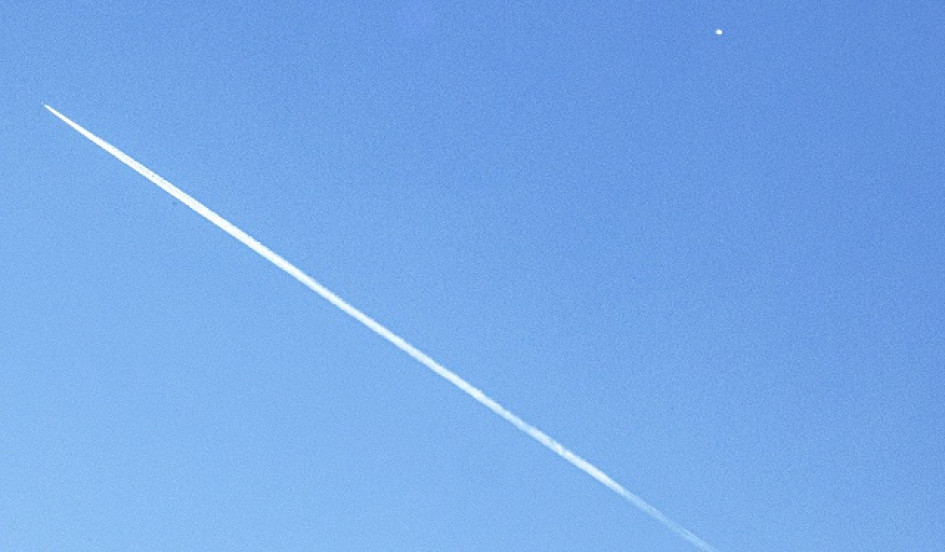 Foto | EFE | LAPATRIA  Un avión comercial (izquierda) vuela por debajo del globo chino (derecha) detectado en el espacio aéreo estadounidense, en Charlotte (Estados Unidos).