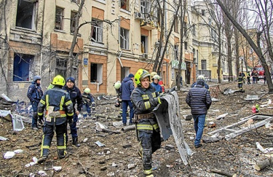 Fotos | EFE | LAPATRIA  Los rescatistas ucranianos trabajan en el sitio de un edificio residencial dañado luego de un ataque con misiles, en Kharkiv, noreste de Ucrania, el 05 de febrero de 2023, en medio de la invasión de Rusia.