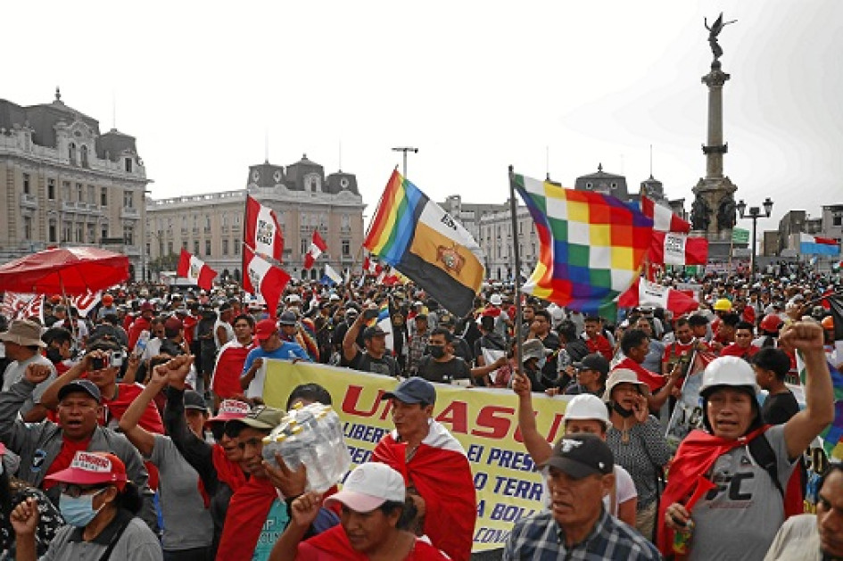 Foto | EFE | LAPATRIA  Varias personas participan en una manifestación que exige la renuncia de la presidenta Dina Boluarte, el cierre del Congreso, la convocatoria de una asamblea constituyente y el adelanto de elecciones generales a 2023