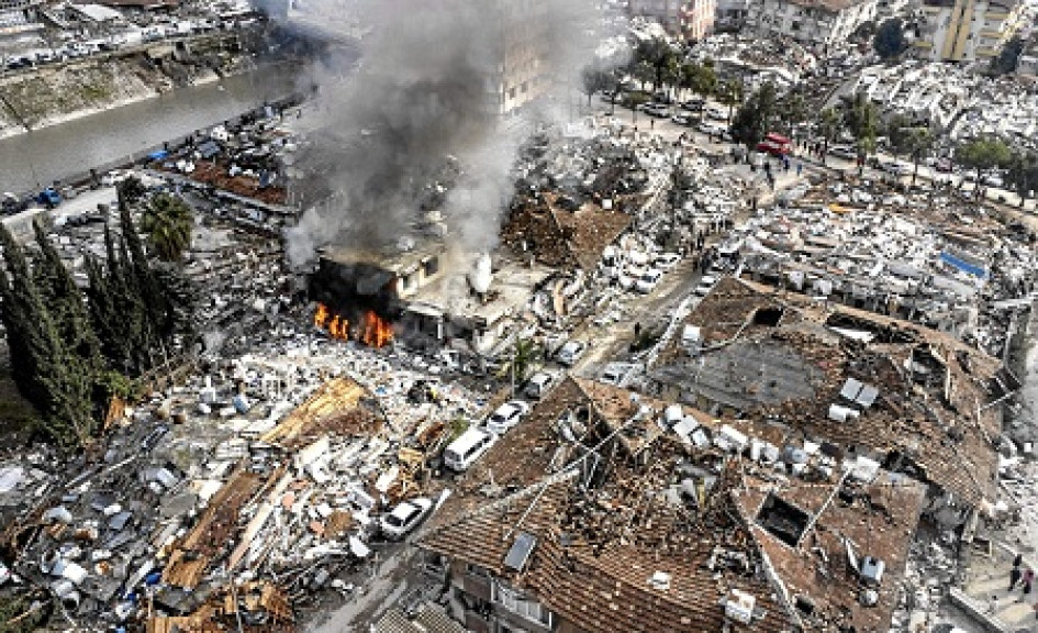 Foto | EFE | LA PATRIA Vista desde un dron de un gran número de edificios colapsados a causa del potente terremoto que azotó el lunes el sureste de Turquía.