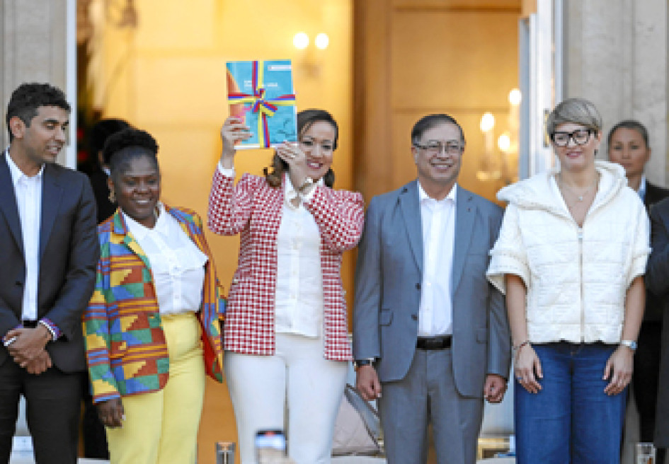 La ministra de Salud, Carolina Corcho, presentó el proyecto de ley en un acto en la Plaza Núñez, que separa el palacio presidencial del Capitolio, donde dijo que lo que buscan es "reivindicar con esta reforma el derecho fundamental a la salud".