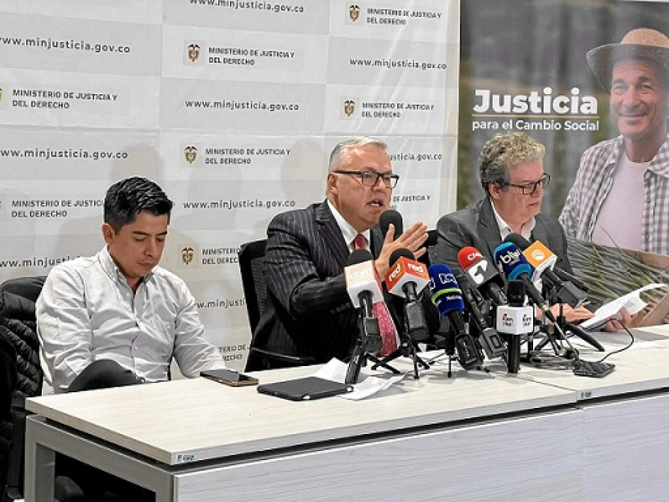 Néstor Osuna, ministro de Justicia, acompañado del senador Ariel Ávila y el representante a la Cámara Alirio Uribe, presentó el proyecto de ley de sometimiento a la justicia.