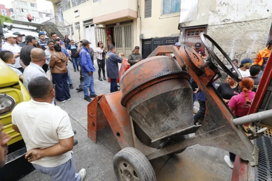 Esta es parte de la maquinaria que llevaron este martes para la construcción del bulevar de la 19. 