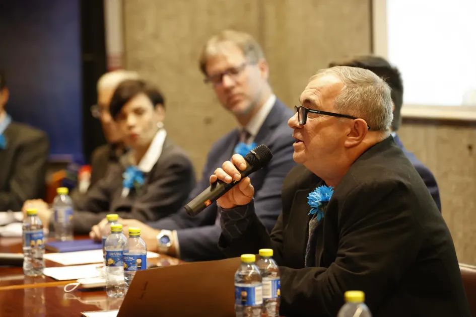 Rodrigo Londoño, del partido Comunes, habla durante un acto conmemorativo por el atentado al Club El Nogal hoy, en Bogotá.