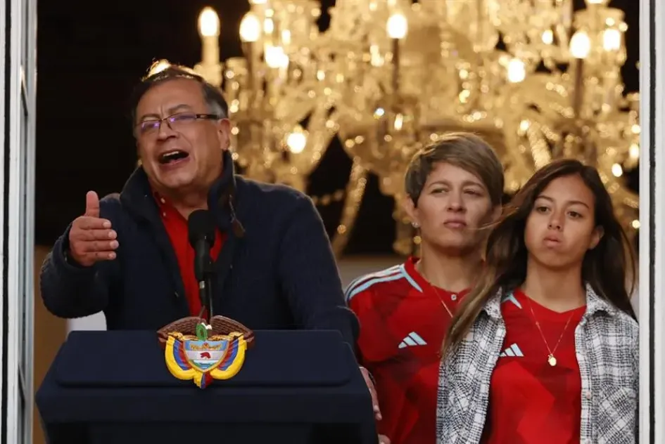 El presidente de Colombia, Gustavo Petro, el martes acompañado por la primera dama, Verónica Alcocer, y su hija Antonella.