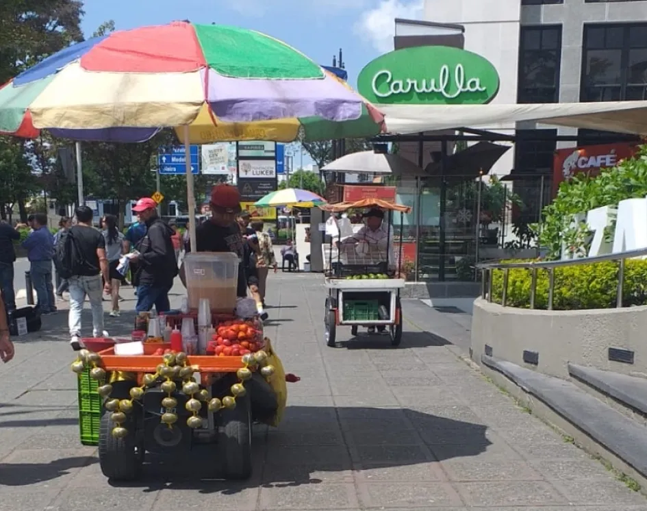 Aumentaron los vendedores ambulantes por la Avenida Santander, afuera de Cable Plaza.