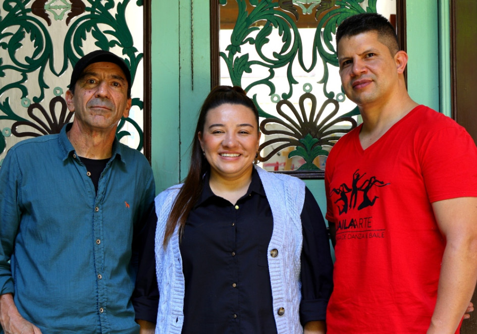 Acompañan a Stephanie Marín, nueva directora de la Casa de la Cultura de Salamina, los talleristas de pintura y danza de la institución, Jorge Ángel y Germán Correa.