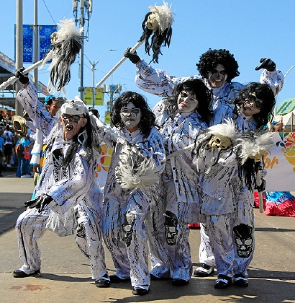 Foto | EFE | LA PATRIA Elementos emblemáticos como paraguas, palos, banderas y trenzas, utilizados en las diferentes expresiones culturales y folclóricas que tienen origen en las poblaciones a orillas del río Magdalena y el Caribe colombiano se mezclaron en una sola celebración.