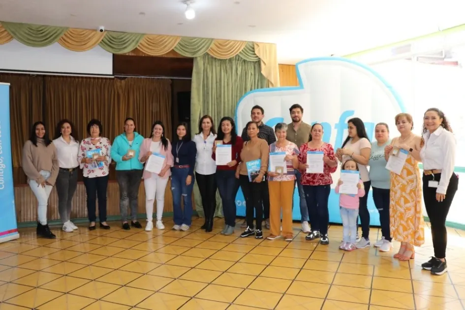 Grupo de personas y familiares que fueron beneficiarios con el Subsidio Saludable para arreglo de la casa y que así puedan habitar una vivienda más digna.