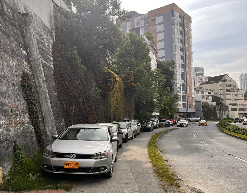 Carros parqueados sobre los andenes de la Avenida Paralela.