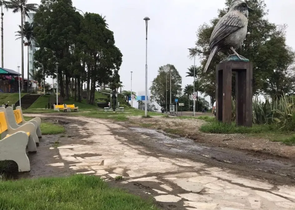 Antes. Accesos y zonas verdes deteriorados se hacían cada vez más evidentes en el parque.