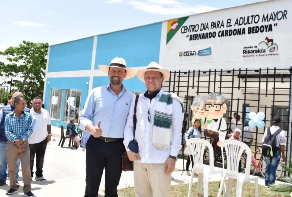 El gobernador de Caldas, Luis Carlos Velásquez, y el alcalde de Risaralda, Juan Carlos Cortés, inauguraron ayer el Centro Vida para la atención de 500 adultos mayores en el municipio de Risaralda (Caldas).