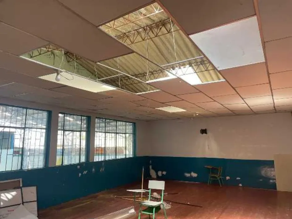 A la antigüedad y al mal estado del techo del colegio Pío XI, de Aranzazu, se sumó un vendaval que levantó tejas.