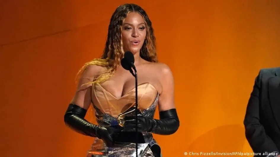Beyoncé luego de recibir uno de los gramófonos de la noche.