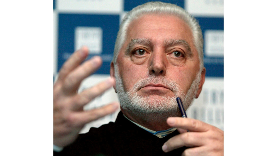 El diseñador francoespañol nació en 1934 y fundó su famosa empresa de moda en 1966.