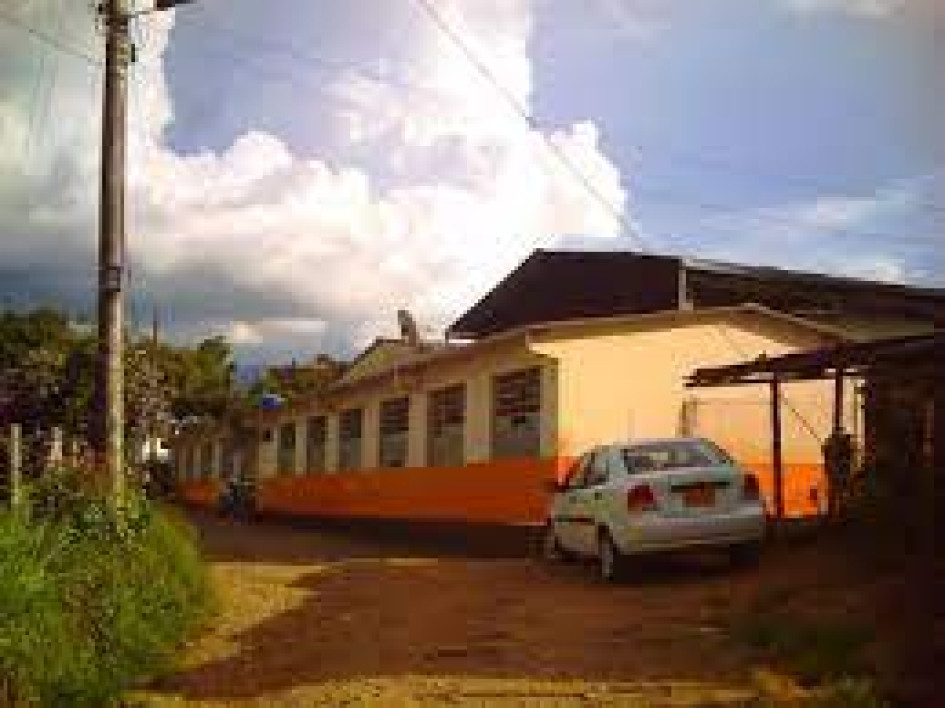 Cerca de 400 estudiantes esperan por aseadores.