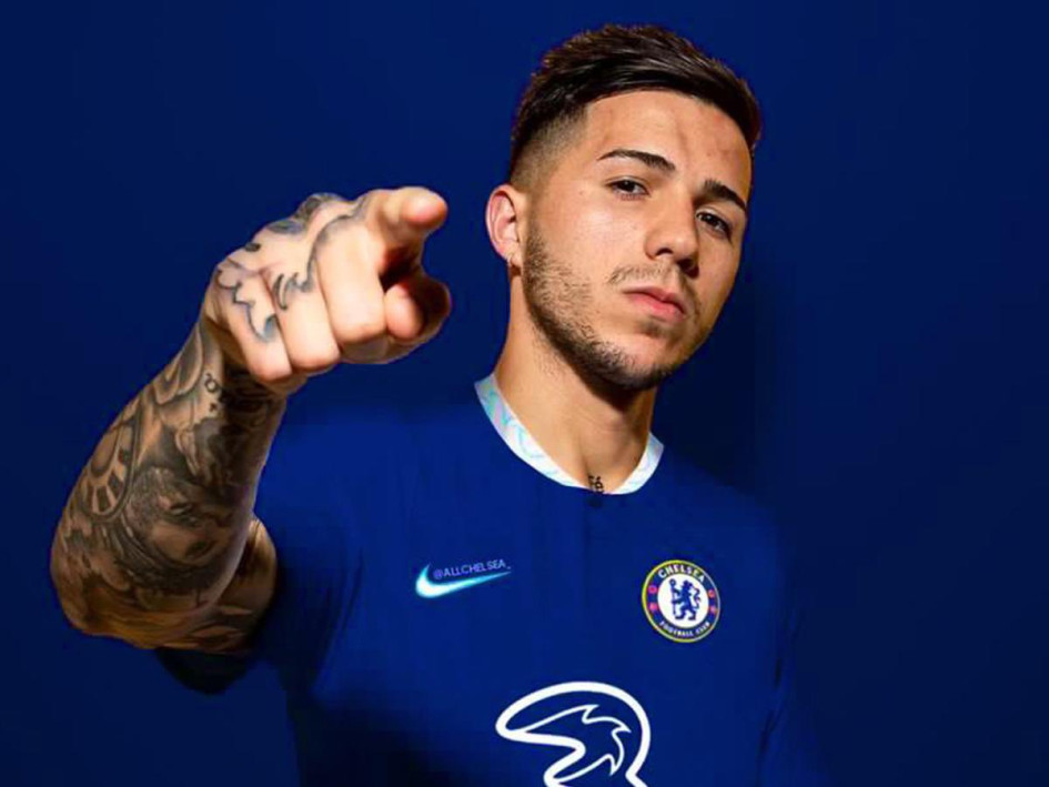 El argentino salió campeón del mundo en Catar. Surgió de la cantera de River Plate, en su país natal, y jugó media temporada en el Benfica portugués.