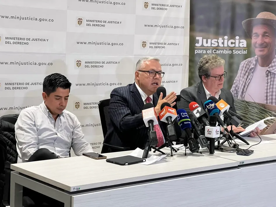 El senador Ariel Ávila; el ministro de Justicia, Nestor Osuna; y el representante a la Cámara Alirio Uribe. 