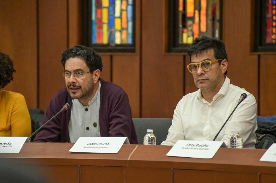 El alto comisionado para la Paz, Danilo Rueda (izquierda), acompañado por el senador Iván Cepeda, en las negociaciones con el Eln que se llevan a cabo en México.