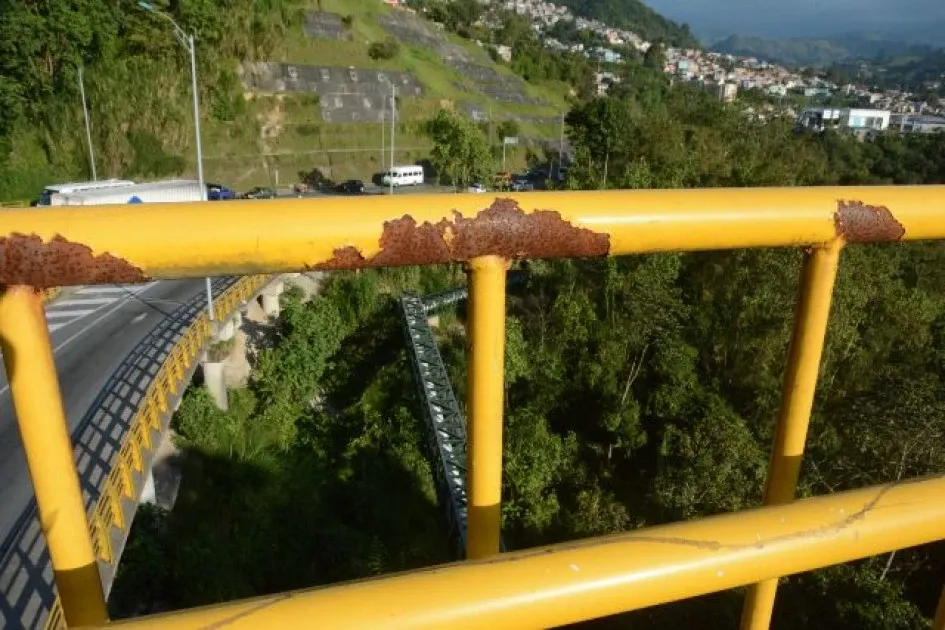 Varias partes de la baranda del puente tienen problemas con la pintura y el óxido.