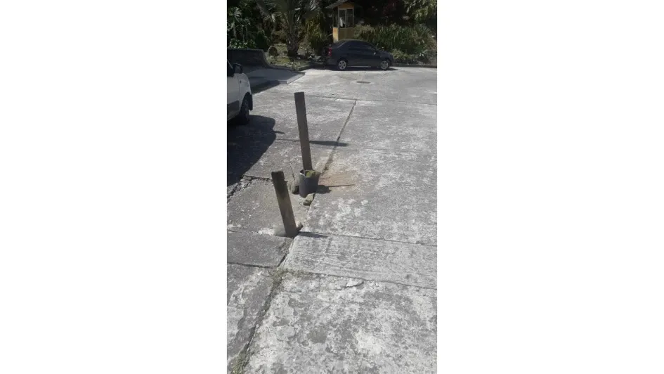 Este es el aspecto del pavimento de los Rosales.