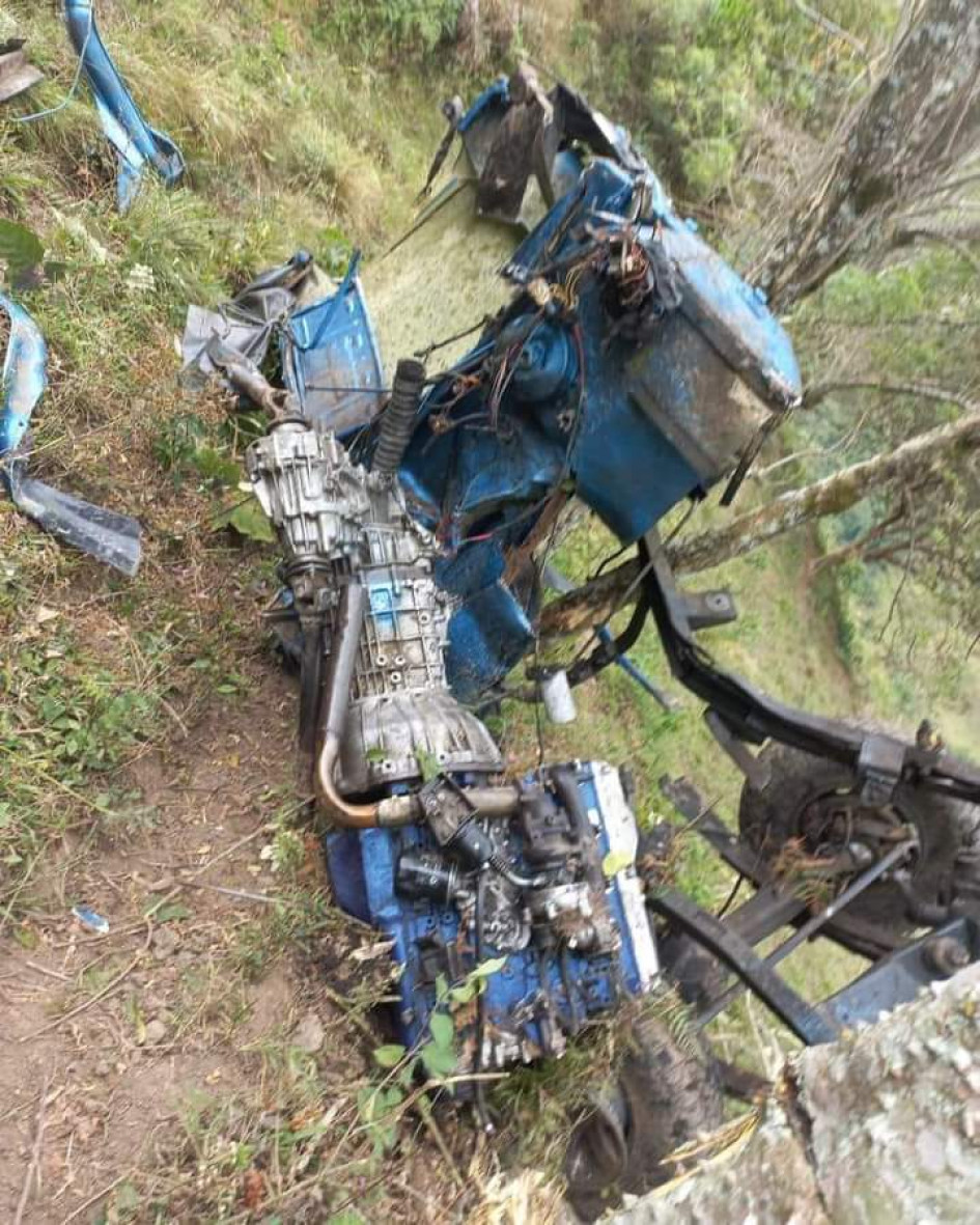Estado del vehículo tras rodar por la ladera en la vereda Rioarriba de Aguadas.