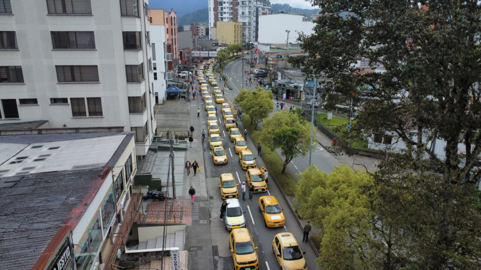 Este es el panorama de la avenida Santander, por el sector del Triángulo, respecto al plan tortuga de los taxistas manizaleños.