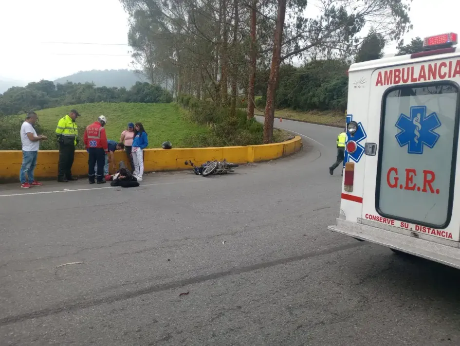 Llanta de un camión golpeó una moto en la vía Manizales-Alto de Letras