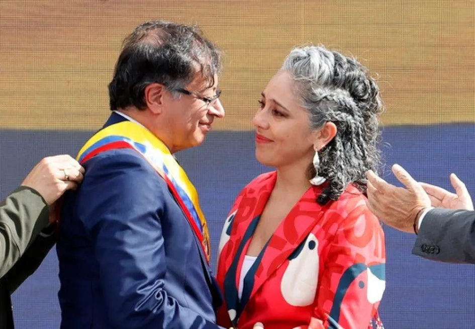 La congresista María José Pizarro le impuso la banda al presidente, Gustavo Petro, en su posesión. Ella está entre los políticos amenazados por el Clan del Golfo. 