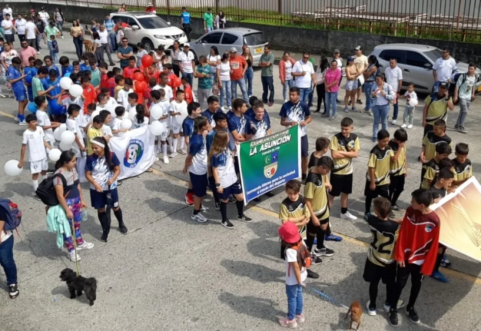 Equipos participantes en el desfile de los torneos de la Liga Caldense de Fútbol. 