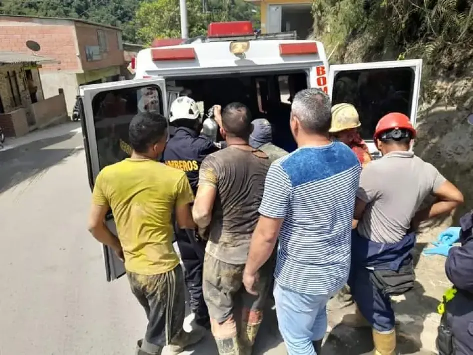Los bomberos trasladaron a los heridos al Hospital San Antonio. 