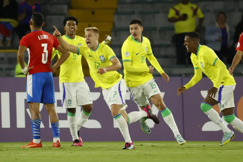 Ronald Cardoso (c) de Brasil celebra un gol hoy, en un partido de la fase final del Campeonato Sudamericano Sub'20 entre las selecciones de Paraguay y Brasil en el estadio El Campín en Bogotá