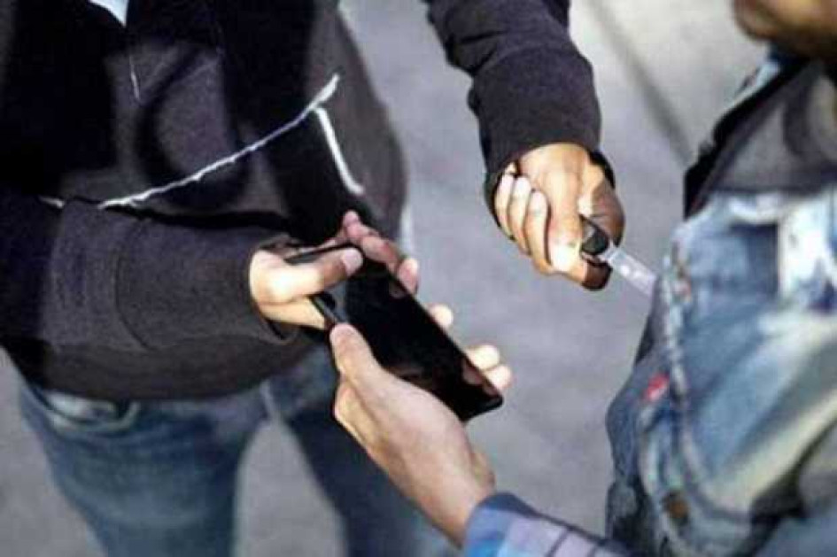 Hombre le roba el celular a otro amenazándolo con un cuchillo.