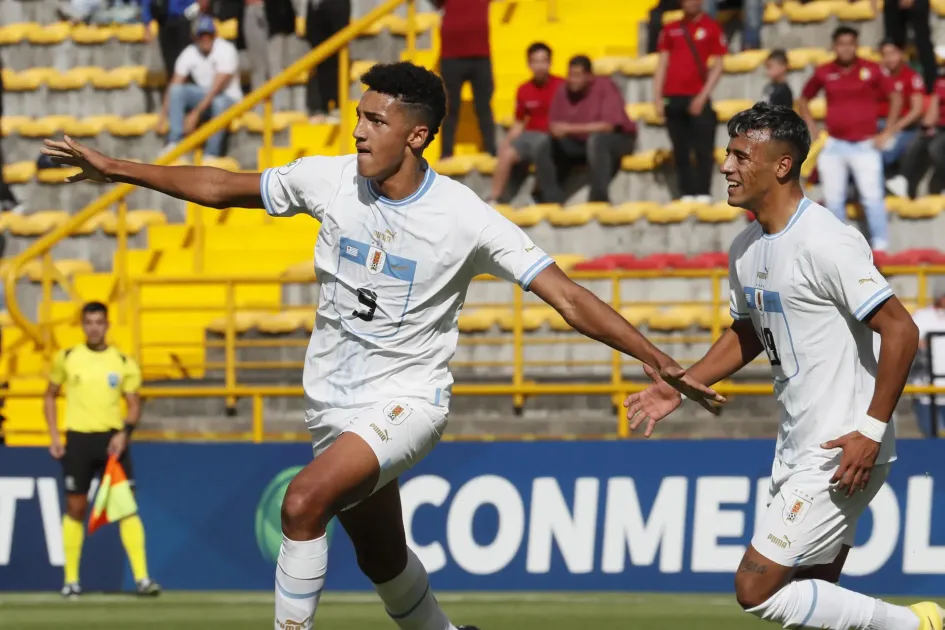 Álvaro Rodríguez (i) de Uruguay celebra un gol hoy, en un partido de la fase final del Campeonato Sudamericano Sub-20 entre las selecciones de Venezuela y Uruguay en el estadio de Techo en Bogotá.