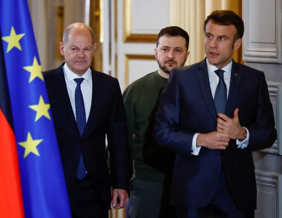 El presidente francés, Emmanuel Macron (d), el presidente de Ucrania Volodymyr Zelensky (c) y el canciller alemán, Olaf Scholz (i), llegan para dar una declaración conjunta en el Palacio del Elíseo en París, Francia, este jueves.
