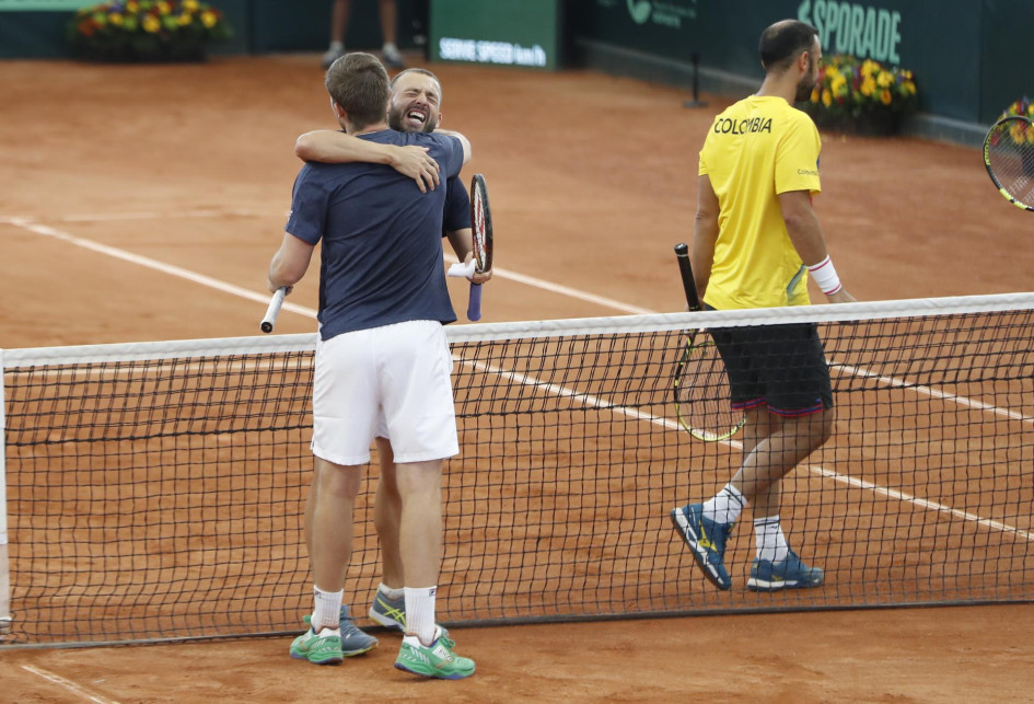 Daniel Evans (d) y Neal Skupski de Reino Unido celebran al ganar el partido ante Juan Sebastián Cabal y Robert Farah de Colombia, durante el juego de dobles de la fase de clasificación de la Copa Davis 2023 entre Colombia y Reino Unido, en el Pueblo Viejo Country Club de Cota (Cundinamarca).