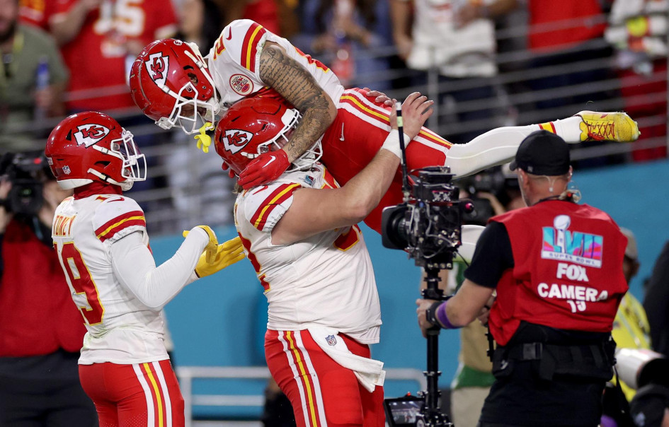El receptor abierto de los Kansas City Chiefs, Skyy Moore (arriba), celebra su touchdown con el centro de los Kansas City Chiefs, Creed Humphrey (der.), y el receptor abierto de los Chiefs, Kadarius Toney.