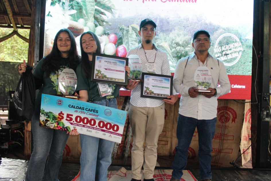 Emilia e Isabella Castellanos, en representación de Café Tío Conejo, recibieron el premio en la categoría Hacia Otros Horizontes; José Adrián Ortiz Rodríguez, de la vereda Los Molinos, en Salamina, es ganador en la categoría Comenzando El Camino; y Hermes de Jesús Álvarez Mejía, de Anserma, fue el ganador de la categoría Un Paso Adelante.