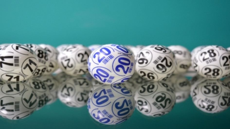 Bolas de lotería en una mesa.