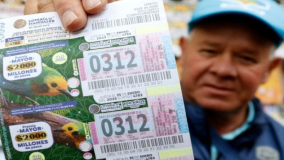 Vendedor de Lotería de Manizales muestro sus tiquetes.