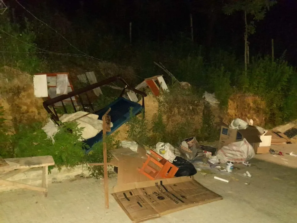 Los escombros están en una calle del barrio Norman Ruiz.