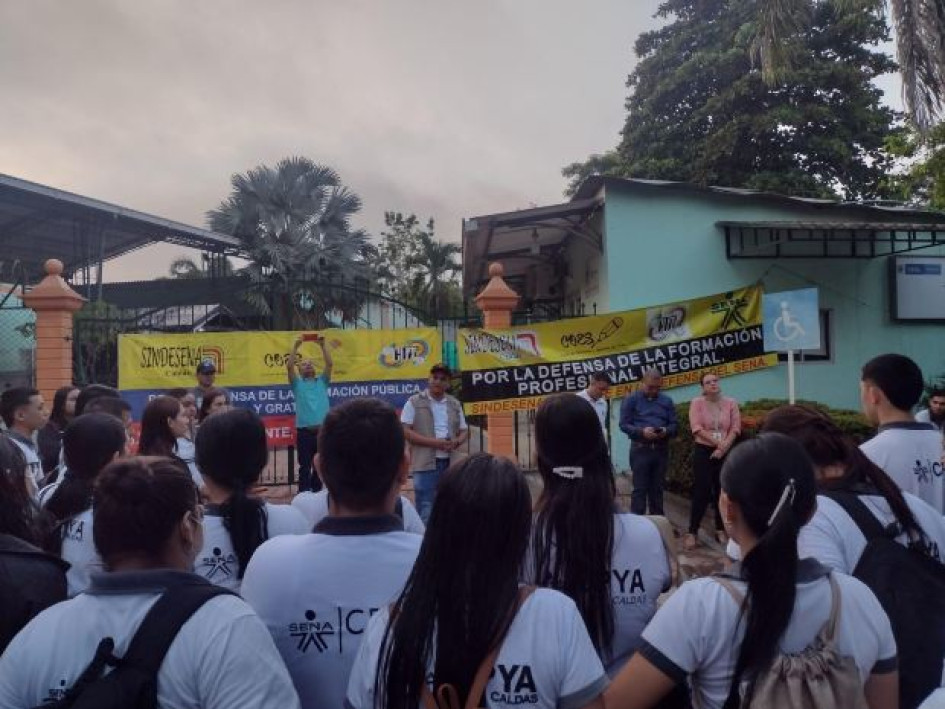 El sindicato del Sena en La Dorada comenzó ayer protestas con el propósito de exigir contratación de instructores y recursos para el funcionamiento de la sede. Las quejas forman parte de la jornada nacional de 48 horas programada en las seccionales de la entidad en el país.